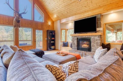 Iron Mountain - Spacious Secluded Lodge with Hot Tub & Game Room in Sandy