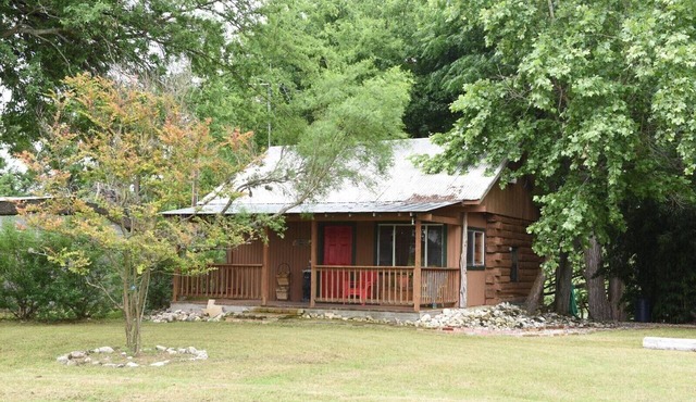 Jones Riverside Cabin in Utopia
