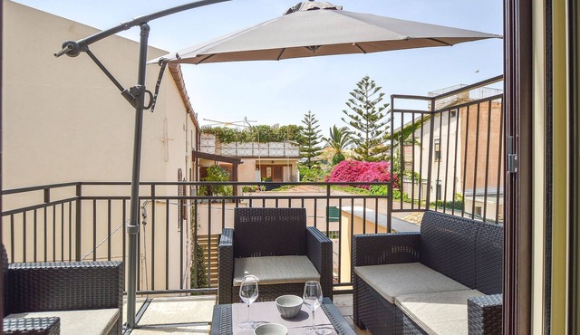 Just a stone's throw from the beach and the sea, this vacation apartment welcomes you in San Leone.
