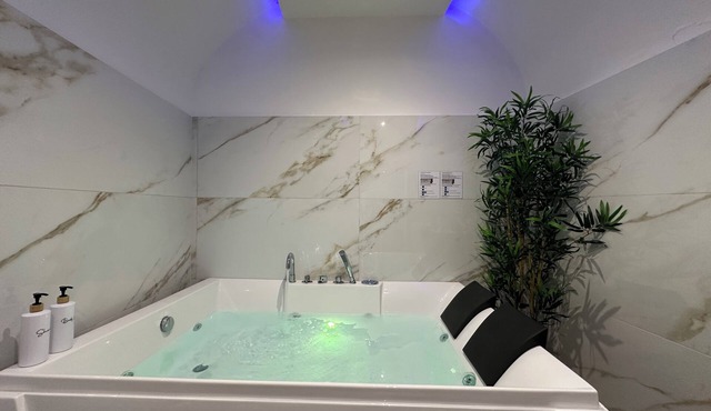 La Casa dell' Arco nr 47: Authentic Local Stay in historic center with Jacuzzi