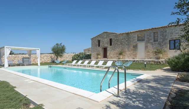 La Dolce Vita - Six Bedroom Villa, Sleeps 16