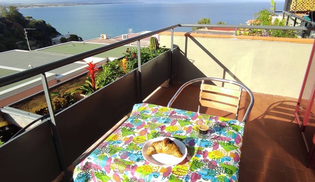 La Rose sur la Mer Bivani with panoramic views of the Gulf of Catania and Etna.