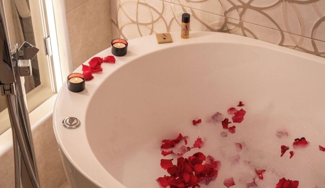 La Maison Chic about 5 km from Salerno has 3 cozy rooms