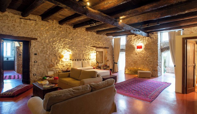 La Romantica Castello Macchiaroli, the magic of a medieval castle
