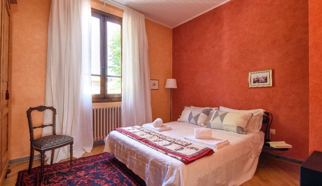 La Vecchia Posta: Great Base for Chianti & Art Cities | Red Bedroom & 2 baths in Cavriglia