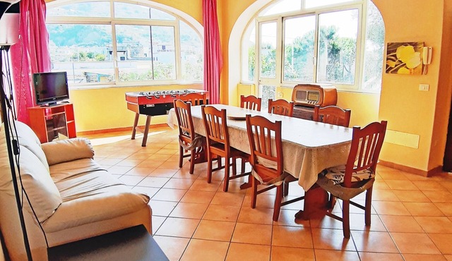 Large 120 sq m independent apartment, 2 bedrooms, double living room and terrace.