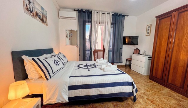 Large Apartment in Tropea Center for max 10 people, free parking, near station