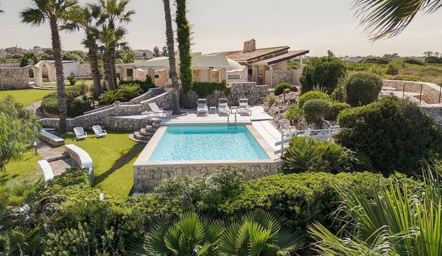 Large Sicily villa w/pool near Syracuse and seaside with Air conditioning and Wi-Fi