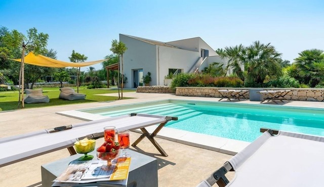 Large villa with pool near Syracuse for vacation rental