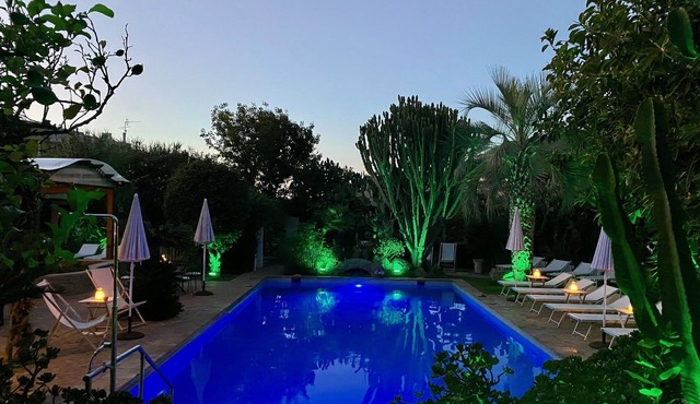 "Lemon cottage" with patio with garden, swimming pool and spa hot tub