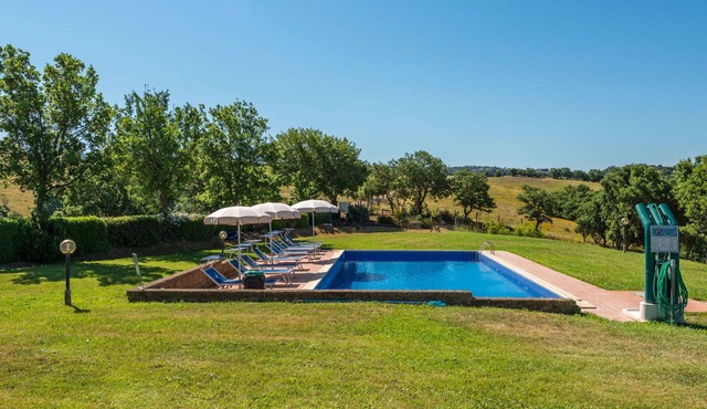Lovely apartment in villa for 6 guests with pool, A/C, WIFI, TV, patio and pets allowed