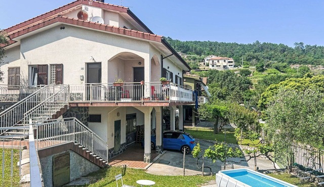 Lovely apartment for 6 guests with private pool, TV, balcony, pets allowed and parking