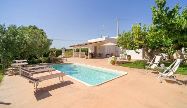 Lovely home in Menfi -AG- with private swimming pool, can be inside or outside