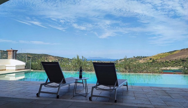 Lovely home in Rodi Milici with house sea view