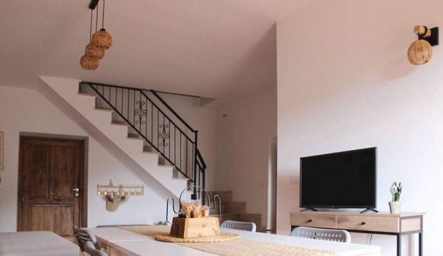 Lumiravista - Panorama: Cozy House with Hills and Sea View