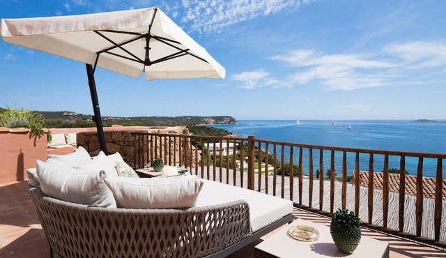 Luxurious apartment "Piccolo Pevero retreat" with sea view, balcony and terrace
