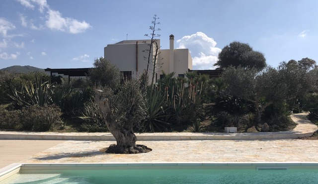 Luxurious seafront Villa with swimming pool and large mediterranean garden
