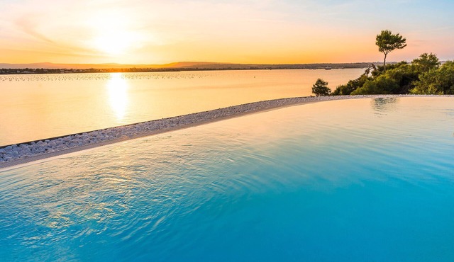 Luxury villa with pool, Jacuzzi and direct access to the sea, Di Casa In Sicilia