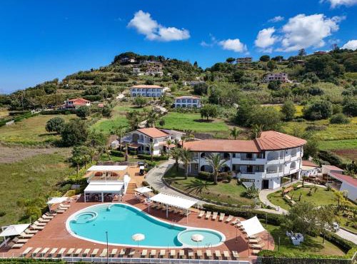 LUZIA AGRIRESORT - Piscina Panoramica e vista Mare a Capo Vaticano