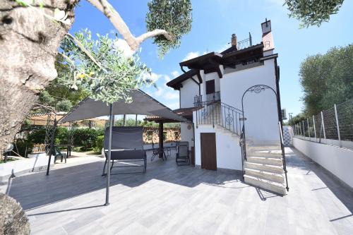 M&G Holiday House
