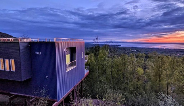 Modern 4BR Loft- Denali View, Roofdeck, Pool Table in Eagle River