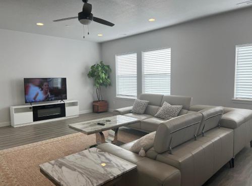 Modern Town House, 3-Bedrooms Home private parking in Draper