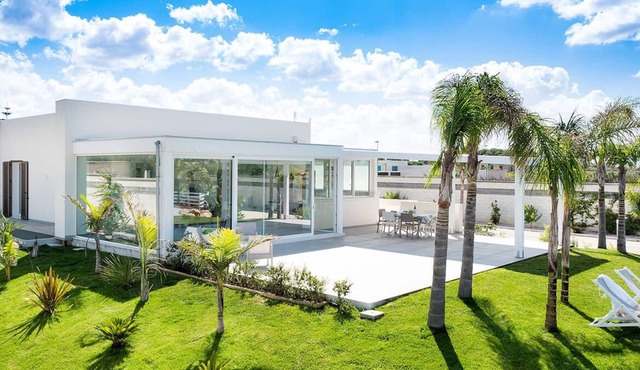 Modern villa with swimming pool, Sicily