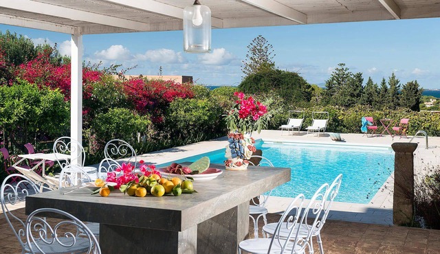 My Rental Homes - The Flower Garden with private pool immersed in a gorgeous garden