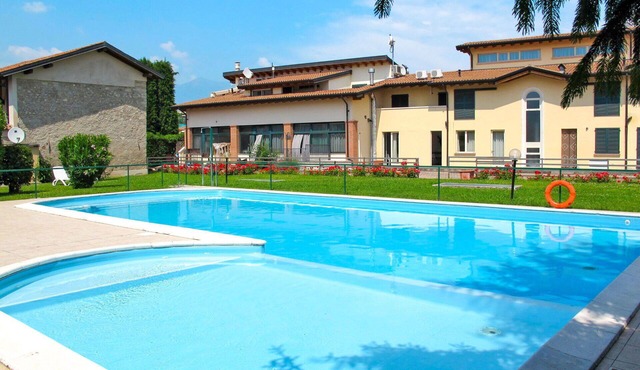 Nice apartment for 4 guests with WIFI, pool, A/C, TV, balcony, pets allowed and panoramic view in Salò
