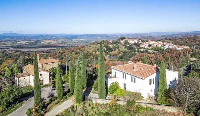 Nice apartment in villa for 8 people with WIFI, TV, terrace, pets allowed and panoramic view in Scansano