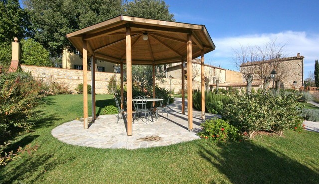 Nice apartment with pool, WIFI, TV, pets allowed and panoramic view, close to San Gimignano