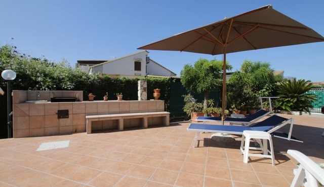 Nice Villa, 2 Minutes to the Beach, Large Terrace, 2 Bedrooms, Wi-fi, A/C