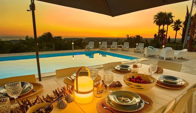 Nice villa in the countryside/Private pool with solarium/Living room with glass wall and panoramic v