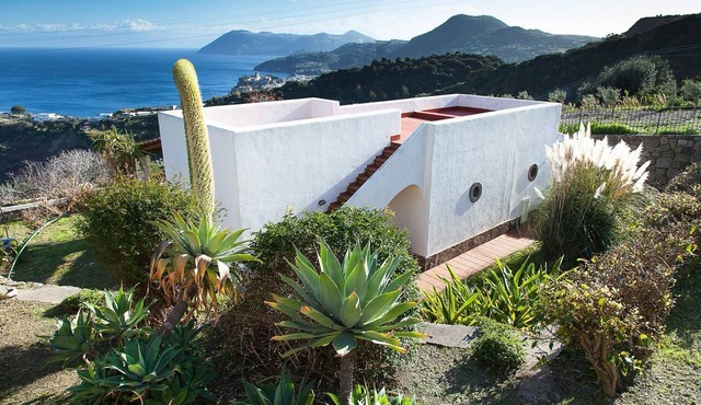 Olivetta – Vacation Home with Ocean View & Garden, Lipari (Aeolian Islands)