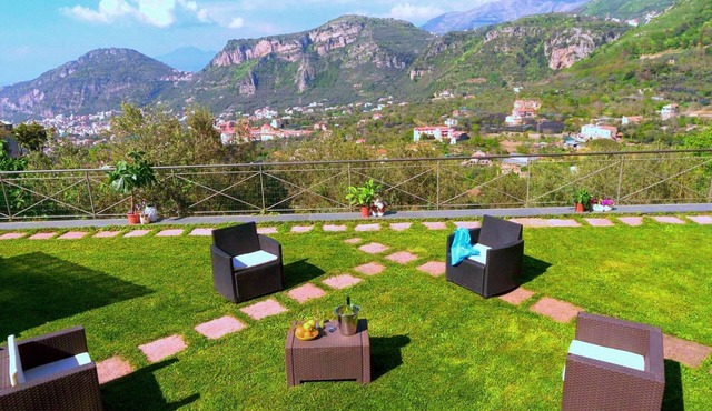 Panoramic apartment with garden and private parking