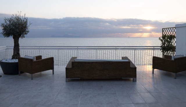 Panoramic suite with whirlpool