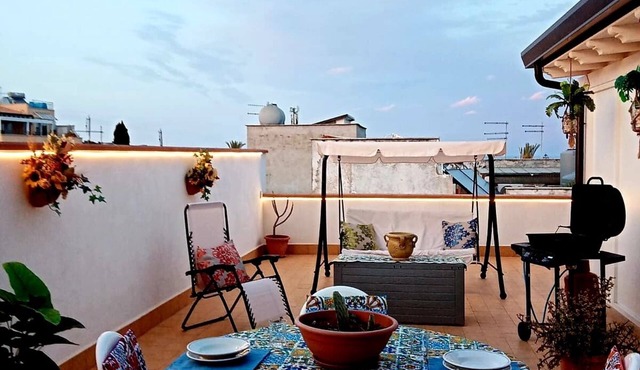 Penthouse in the historic center 70m From the train station, 700m. From the sea