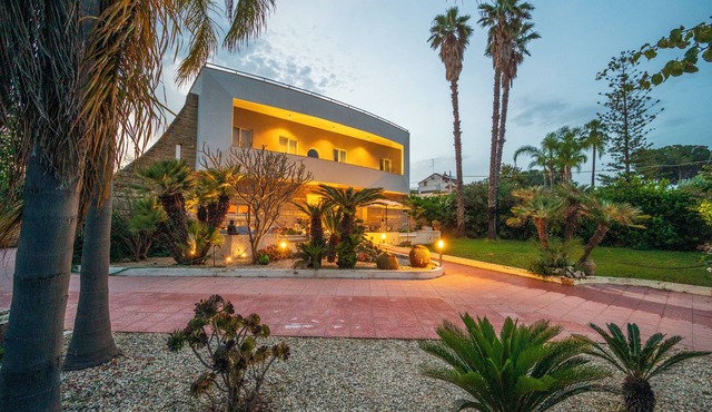 Pink Moon Villa. Private Pool. Close to the Beach. 10 guests. Luxury.