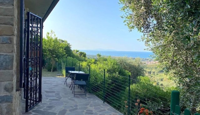 Poggiodoro: small villa in the hills with sea view