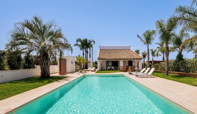 Posh villa with pool & jacuzzi