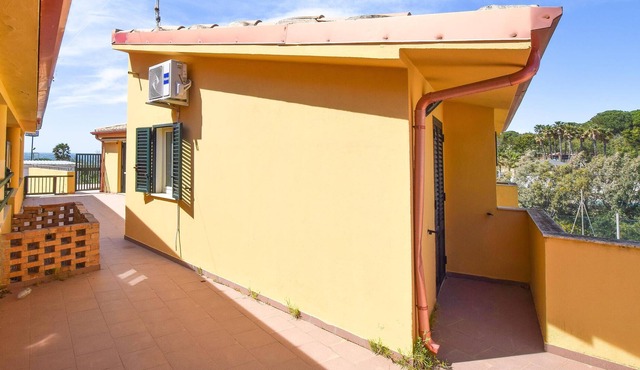 Practical vacation apartment just a few steps from the beach, in the heart of Le Castella.