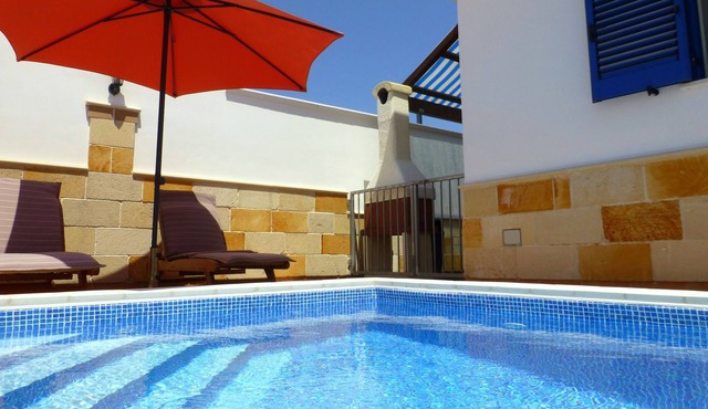 Pretty villa, with private pool & garden by the beach. Free Wifi. Airport 20 kms