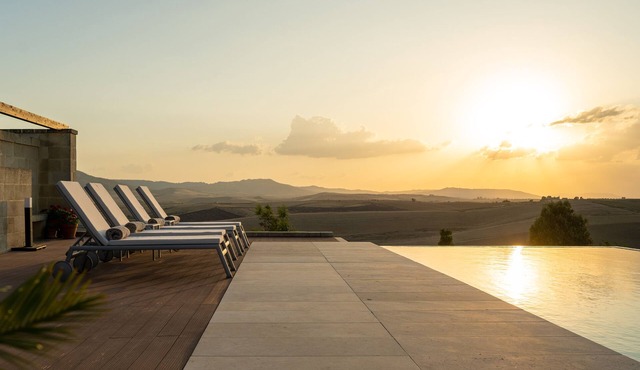 Private Hilltop Villa with Infinity Pool – Perfect to Explore Matera & Puglia