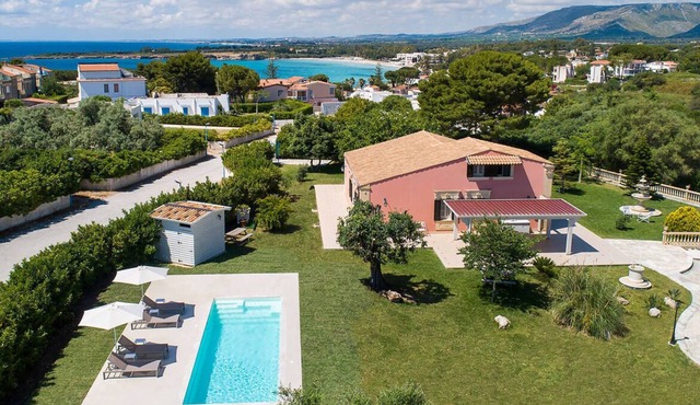 Private villa walking distance from the beach