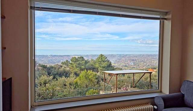 Private Villa with A/C, WIFI, TV, terrace, pets allowed, panoramic view, close to Forte Dei Marmi