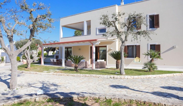 Private Villa with WIFI, A/C, TV, veranda, pets allowed, panoramic view, close to Alberobello