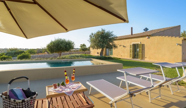 Psyke, villa with private pool near the golf courses a few km from the sea