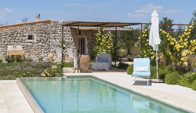 Relaxing villa with pool, close to the sea