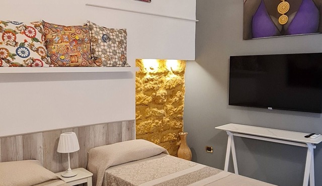 Renovated old house in Theater Square within walking distance of the Via Atenea