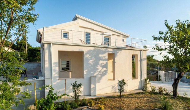 Romantic Villa with Woodland on the Wine Route